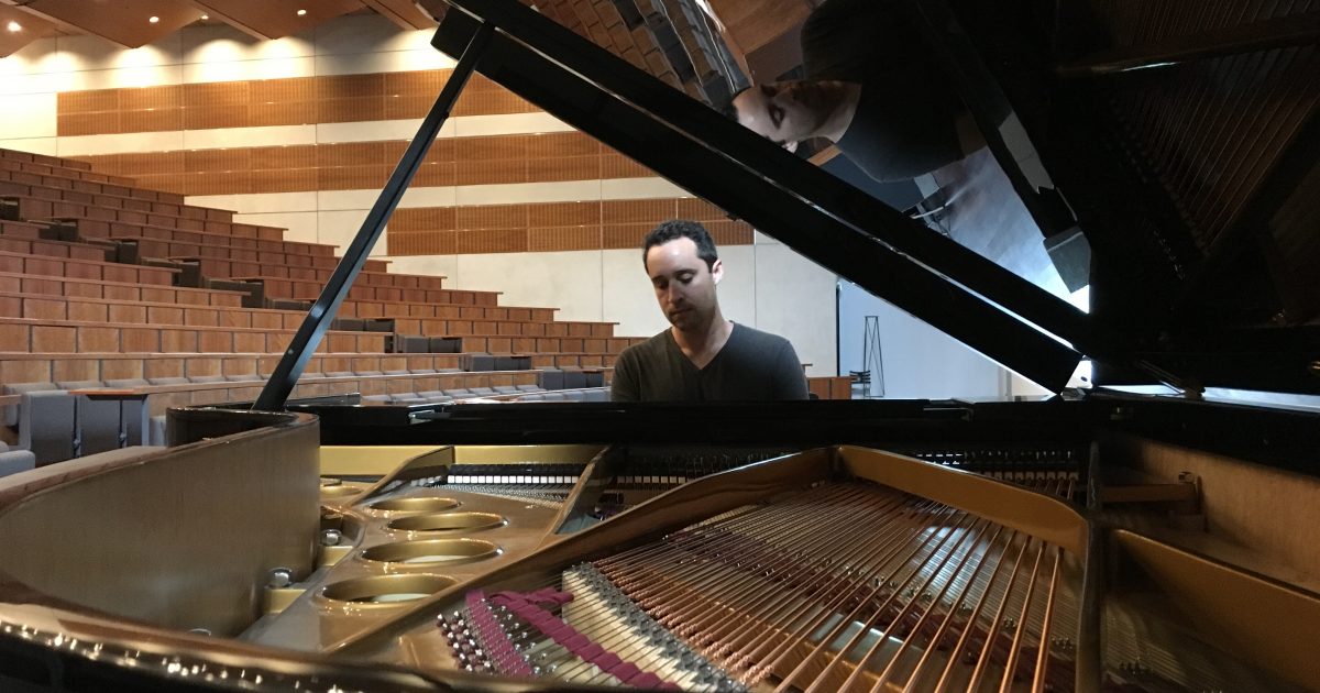 Meet Jesse Schwartz the piano jukebox CBS WIRE
