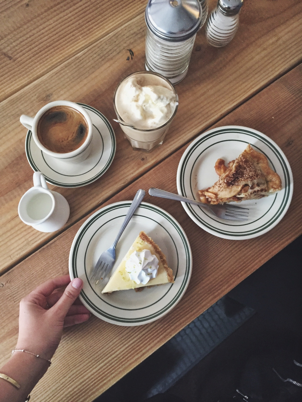 If you prefer to eat breakfast at home, you should at least treat yourself to a good cup of coffee and indulge in a nice piece of cake. (Photo: Caroline Sølver.)