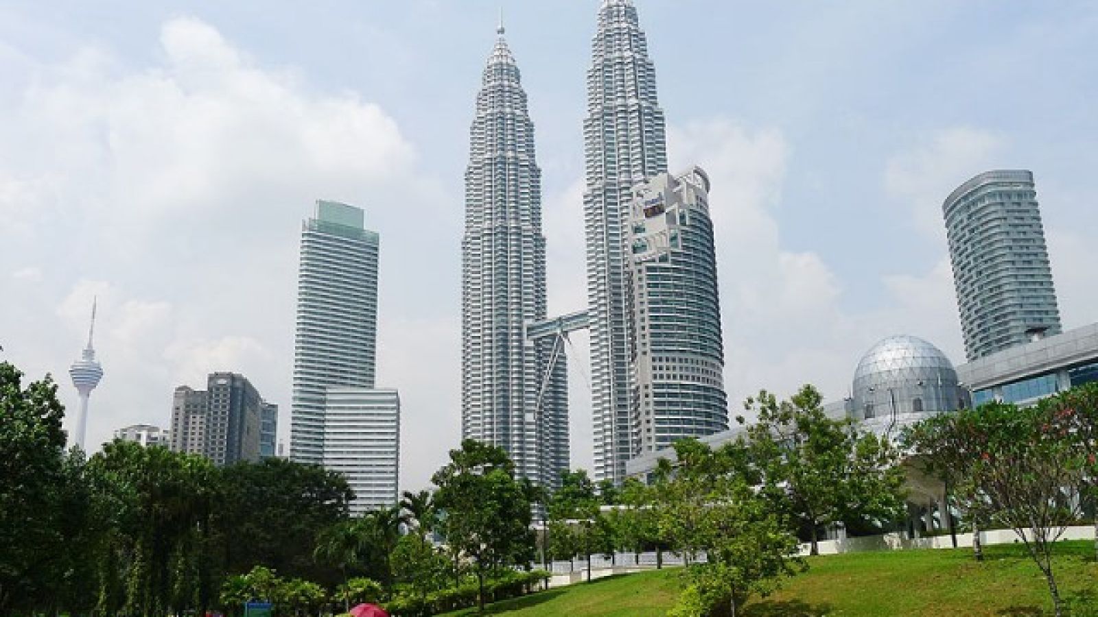 Цены в малайзии 2024. Малайзия столица Куала-Лумпур. Башни Петронас Малайзия. KLCC Куала Лумпур. Петронас Куала Лумпур.