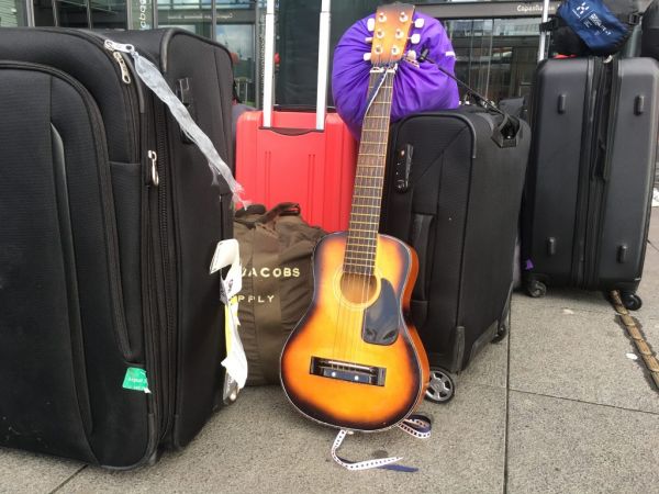 Guitar og kufferter uden for CBS