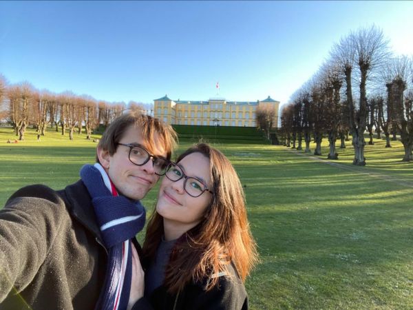 A couple smiling in front of Frederiksberg Castle