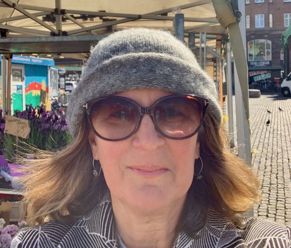 Woman with sunglasses and hat