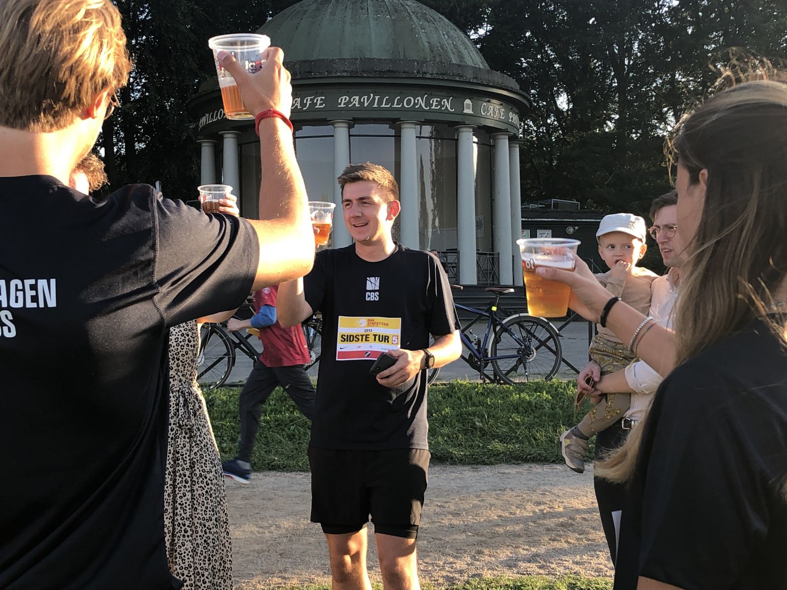 Crowd drinking beers